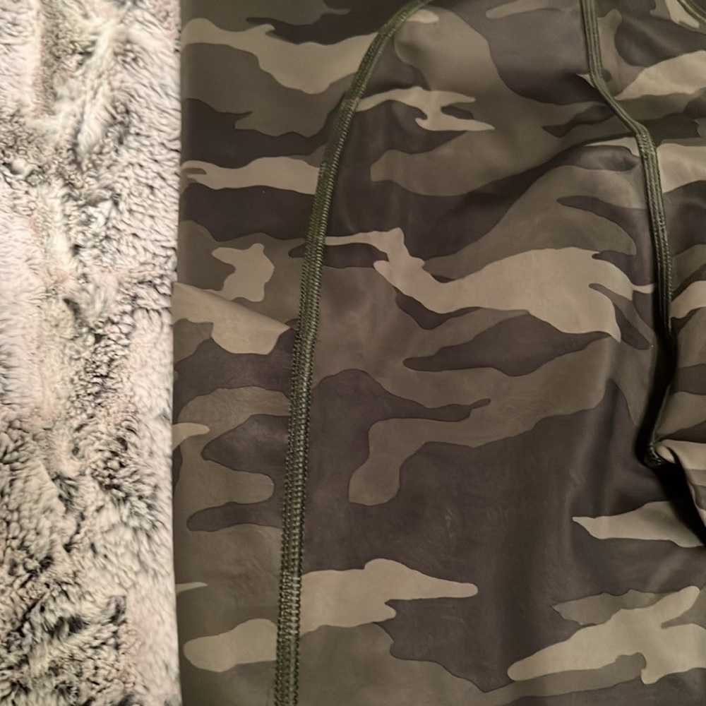 Athleta 7/8 ultimate camo tight - Picture 6 of 6